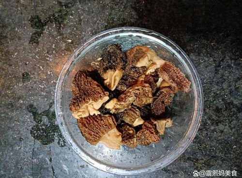 山珍入饌 羊肚菌黑皮雞樅菌燉雞湯的秋日養(yǎng)生雅韻